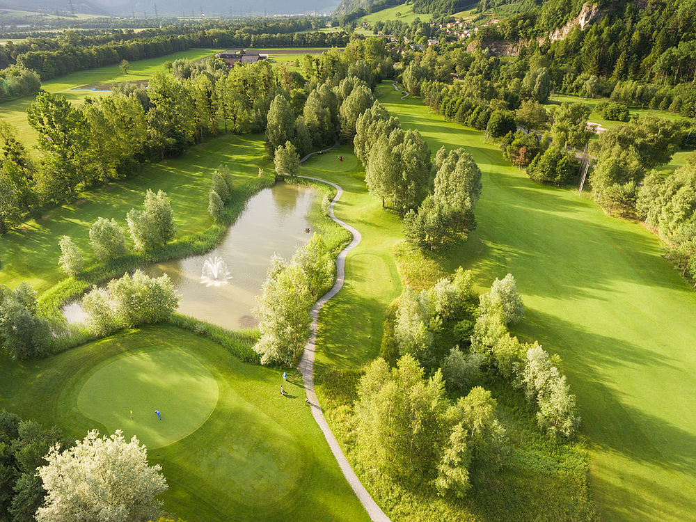 Der Golfplatz aus der Luft. Links verläuft der Rhein am Golfplatz vorbei. Die Driving Range und der See mit dem Springbrunnen ist zu sehen.
